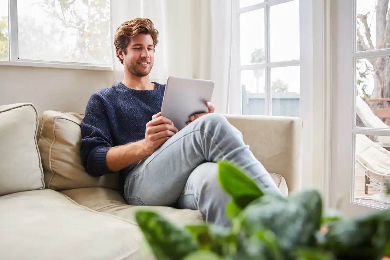 Mann mit Tablet