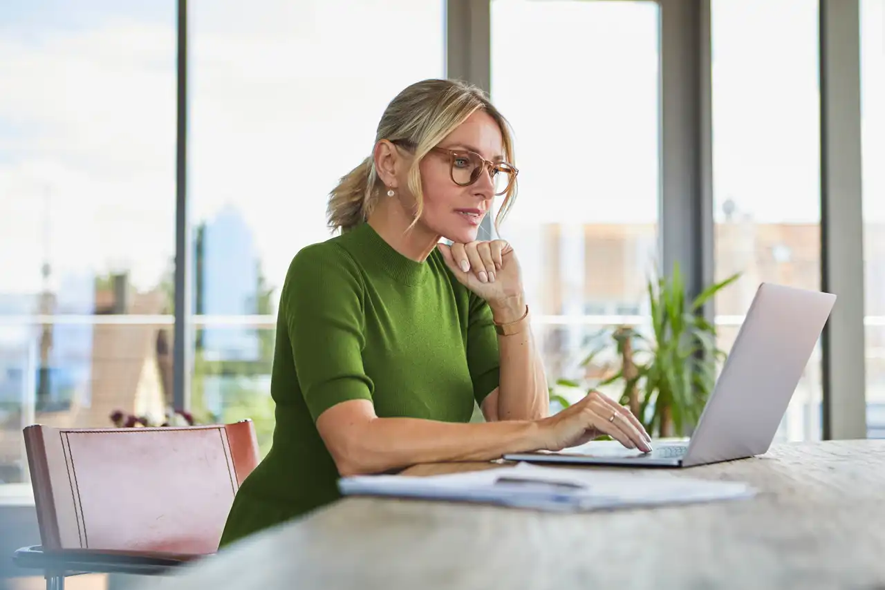 Frau mit Laptop